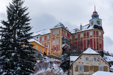 Çek Cumhuriyeti 'nin Javornik kasabasında bulutlu kış gününde Jansky Vrch şatosu