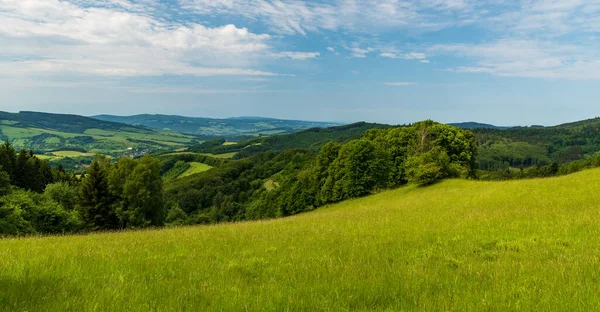 Çayırlı Sayıda Köy Orman Tepeler Bulutlu Mavi Gökyüzü Çek Cumhuriyeti — Stok fotoğraf