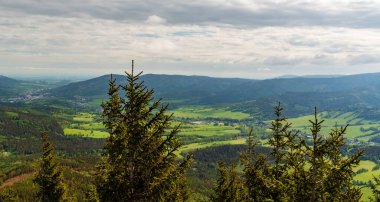 Jesenik kasabası, Bela nehir vadisi ve Zlatohorska vrchovina dağlarının tepeleri ile Çek Cumhuriyeti 'nin Jeseniky dağlarındaki Tocnik tepesinden Zlaty chlum tepesi