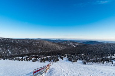 Çek Cumhuriyeti 'nin Jeseniky dağlarındaki Ovcarna Praded kayak merkezindeki 