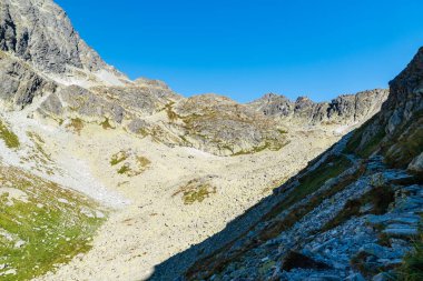 Slovakya 'nın Vysoke Tatry dağlarındaki Velicka dolina vadisinin en yüksek kısmı açık gökyüzü ile güzel bir sonbahar günüdür.