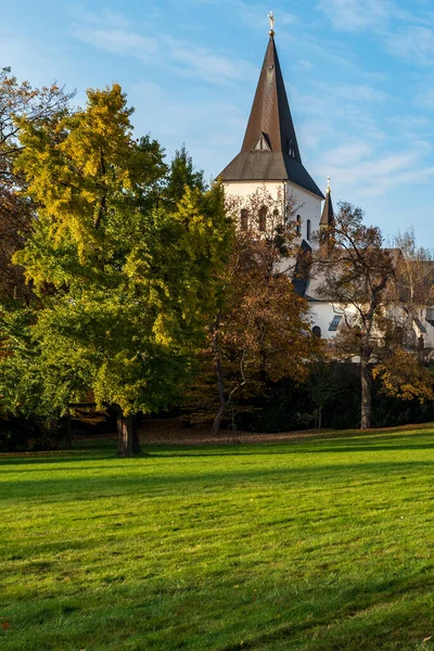 Kostel Povyseni Kościół Krize Parku Bozeny Nemcove Park Publiczny Mieście — Zdjęcie stockowe