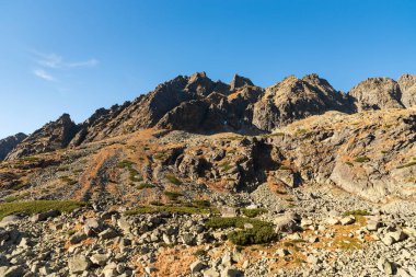 Slovakya 'nın Vysoke Tatry dağlarındaki Mlynicka dolina vadisinden gelen Soliskovy hreben dağ sırtı güzel bir sonbahar günü boyunca