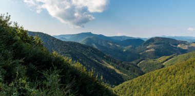Lucanska Mala Fatra dağlarının manzarası Durcina köyü ile Slovakya 'nın Uplaz eyeri arasındaki yürüyüş parkurundan en yüksek Klak tepesi.