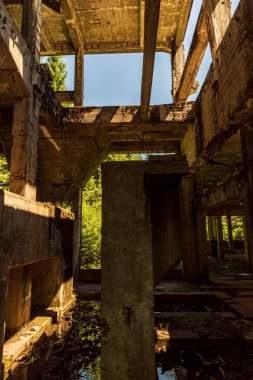 İkinci Dünya Savaşı 'ndan kalma terk edilmiş Sauersack fabrikası Çek Cumhuriyeti' nin Krusne azgın dağlarındaki eski Rolava köyü yakınlarında Almanya sınırlarına yakın bir yerde.