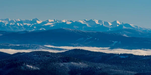 从捷克共和国冬季莫拉夫斯科斯凯别斯基迪山脉的Lysa Hora山顶俯瞰Vysoke Tatry和Zapadne Tatry山的部分地区 — 图库照片