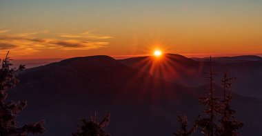 Çek Cumhuriyeti 'nin Moravskoslezske Beskydy dağlarındaki Lysa Hora Tepesi' nden gelen günbatımı, sonbahar gününün sonlarına doğru