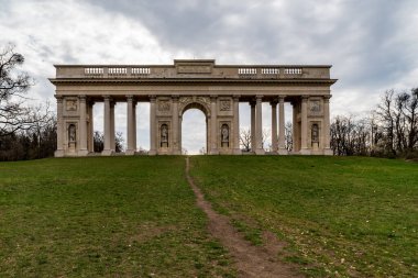 Lednicko 'daki Kolonada na Rajstne gloriette - Çek Cumhuriyeti Valtice köyünün yukarısındaki valtiky areal Avusturya sınırına yakın. 