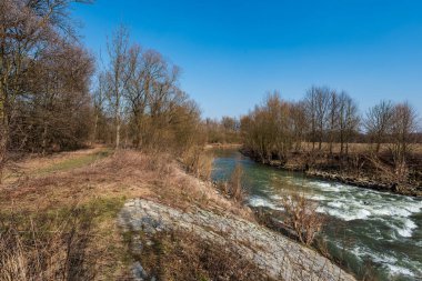 Odra nehri etrafındaki ağaçlarla ve Çek Cumhuriyeti 'nin Ostrava kenti yakınlarındaki temiz gökyüzüyle ilkbaharın başlarında