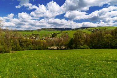 Küçük tepeleri çayırlarla, ağaçlarla ve vadideki köyün bir kısmıyla kaplı yuvarlanan manzara - Brumov 'u çevreleyen - Çek Cumhuriyeti' ndeki Bile Karpaty dağlarının tepeleriyle dolu Bylnice köyü