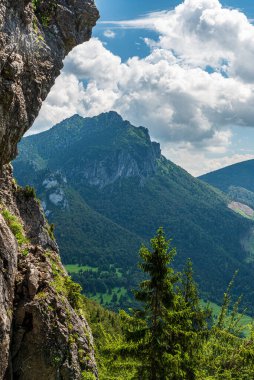Velky Rozsutec tepesi Slovakya 'da Mala Fatra dağlarında Boboty tepesinde yürüyüş parkurundan güzel bir yaz günü boyunca