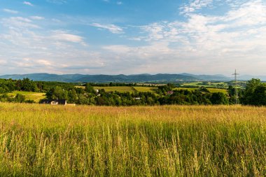 Moravskoslezske Beskydy dağları Çekoslovakya 'nın Terlicko köyünün yukarısındaki Babi hora tepesinden güzel bir bahar akşamı