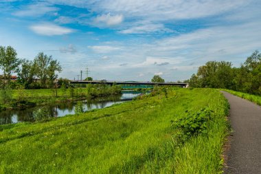 Çek Cumhuriyeti 'nin Karina şehrinde eski demiryolu köprüsü olan Olse Nehri üzerinde yeni bir bypass toute köprüsü