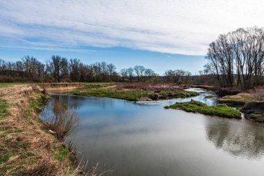 Çek Cumhuriyeti 'nin güzel CHKO Poofri' si - İlkbaharın başlarında Ondrejnice Nehri 'nden Odra Nehri' ne