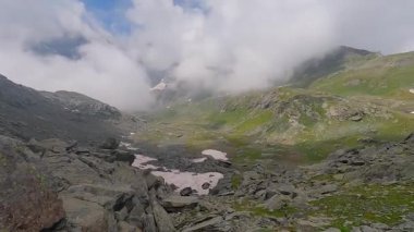 İtalya 'daki Graian Alpleri' ndeki Passo delle Mangioire dağ geçidinden taşlı ve kısmen kayalık tepeli yüksek dağ manzarası
