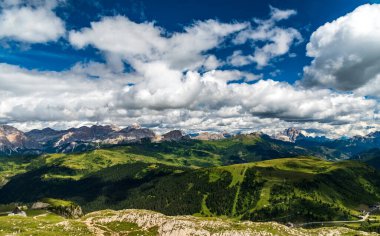 Yaz öğleden sonra mavi gökyüzü ve bulutlarla Dolomitler 'deki Boe Gölü' nün üzerindeki yürüyüş parkurundan güzel bir manzara.