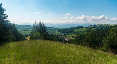 Güzel bir yaz günü Slovaki 'de küçük tepeleri olan yuvarlak manzaralı şanslı ve Kalameny köyleri