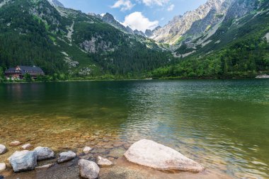 Popradske pleso gölünün tepeleri Slovakya 'daki High Tatras dağlarında güzel yaz günlerinde