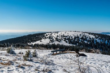 Çek Cumhuriyeti 'nin Jeseniky dağlarındaki Dlouhe strane tepesinden Mravenecnik güzel kış günü