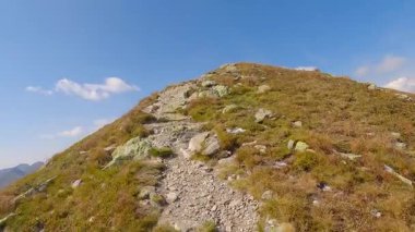 Slovakya 'nın batı Tatras dağlarındaki Jakubina ve Hruby Vrch tepeleri arasındaki yürüyüş yolunun son kısmı Polonya sınırına yakın.