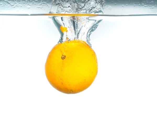 Goutte d'orange dans l'eau — Photo