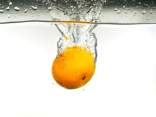 Goutte d'orange dans l'eau — Photo
