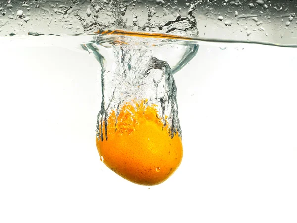 Крапля апельсина у воді — стокове фото