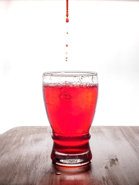 Gla に赤い水をドロップします。 — ストック写真