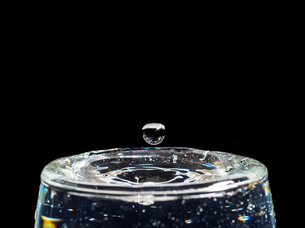 Падіння води на склянку — стокове фото