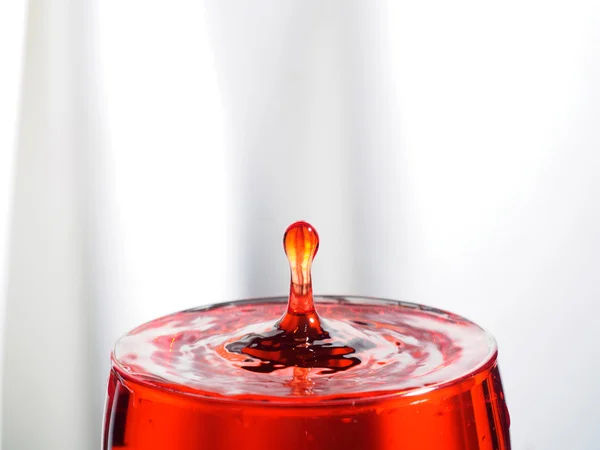 ガラスに赤い水ドロップ — ストック写真