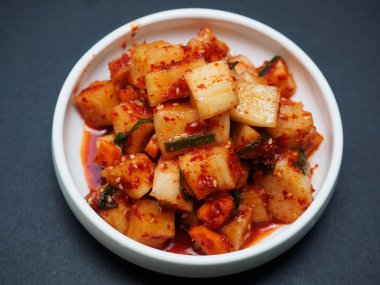 Kore geleneksel yemeği raish kimchi