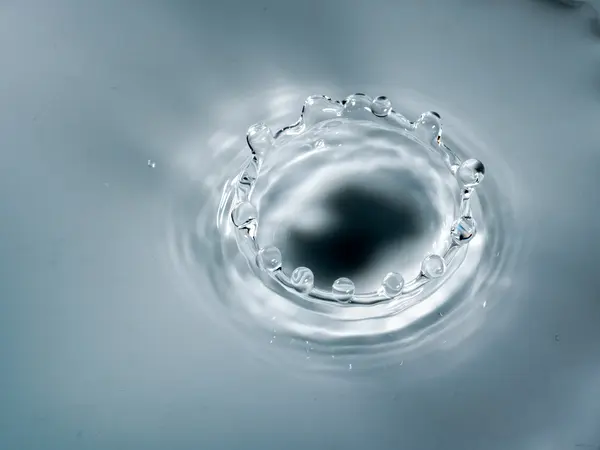 Капля воды на тарелке — стоковое фото