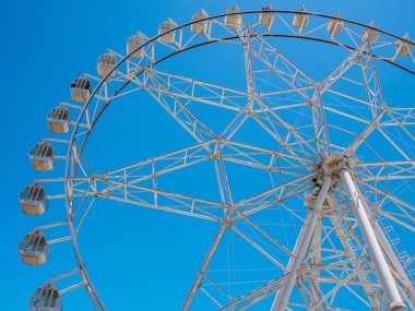 Mavi gökyüzü ile dönme dolap