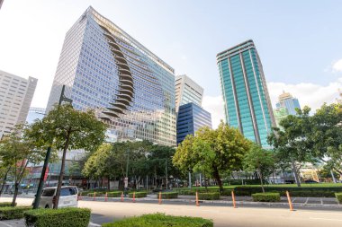 13 Mayıs 2021 Pazar günü Makati, Manila, Filipinler 'deki Bonifacio High Street' te