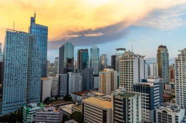 22 Şubat 2021, Makati ticaret bölgesinde gün batımı, Metro Manila, Filipinler