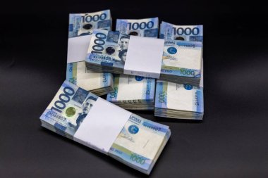 Binlerce Filipinli banknot yığını. Bin dolarlık banknotlar, peso arkaplan resmi..
