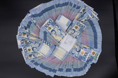 Binlerce Filipinli banknot yığını. Bin dolarlık banknotlar, peso arkaplan resmi..