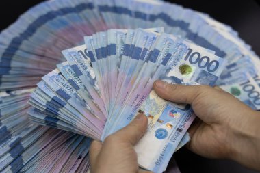 Binlerce Filipinli banknot yığını. Bin dolarlık banknotlar, peso arkaplan resmi..
