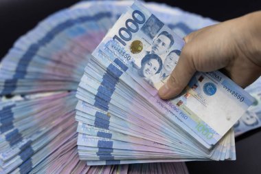 Binlerce Filipinli banknot yığını. Bin dolarlık banknotlar, peso arkaplan resmi..