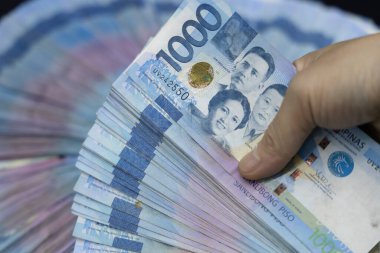 Binlerce Filipinli banknot yığını. Bin dolarlık banknotlar, peso arkaplan resmi..