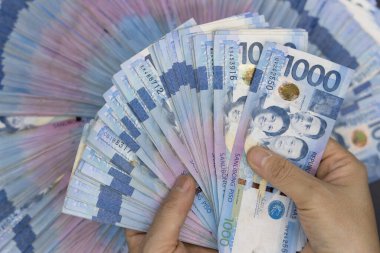 Binlerce Filipinli banknot yığını. Bin dolarlık banknotlar, peso arkaplan resmi..