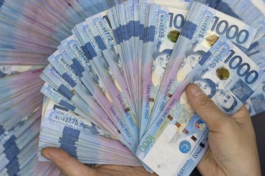 Binlerce Filipinli banknot yığını. Bin dolarlık banknotlar, peso arkaplan resmi..
