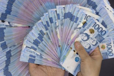 Binlerce Filipinli banknot yığını. Bin dolarlık banknotlar, peso arkaplan resmi..