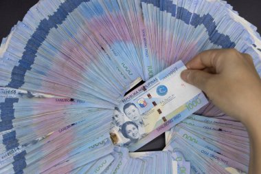Binlerce Filipinli banknot yığını. Bin dolarlık banknotlar, peso arkaplan resmi..