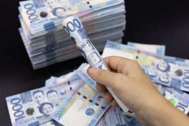 Binlerce Filipinli banknot yığını. Bin dolarlık banknotlar, peso arkaplan resmi..