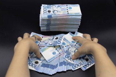 Binlerce Filipinli banknot yığını. Bin dolarlık banknotlar, peso arkaplan resmi..