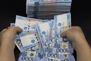 Binlerce Filipinli banknot yığını. Bin dolarlık banknotlar, peso arkaplan resmi..