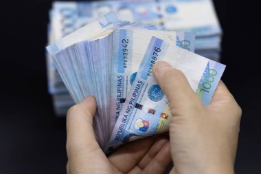 Binlerce Filipinli banknot yığını. Bin dolarlık banknotlar, peso arkaplan resmi..
