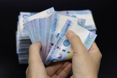 Binlerce Filipinli banknot yığını. Bin dolarlık banknotlar, peso arkaplan resmi..