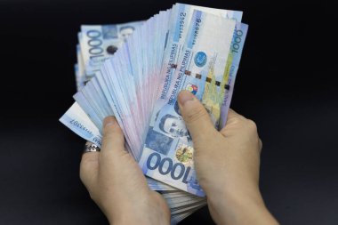 Binlerce Filipinli banknot yığını. Bin dolarlık banknotlar, peso arkaplan resmi..